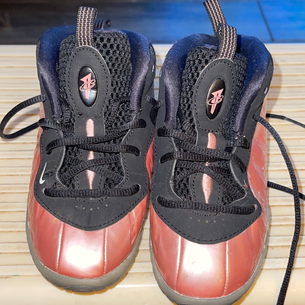 Air Jordan’s 723947-601 foamposite one rust pink size 9C